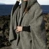 Poncho med hætte i islandsk uld – grå